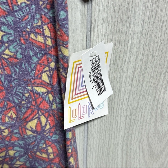 LuLaRoe NWT Multi Colored Short Sleeve Classic T Size Small - Picture 2 of 9